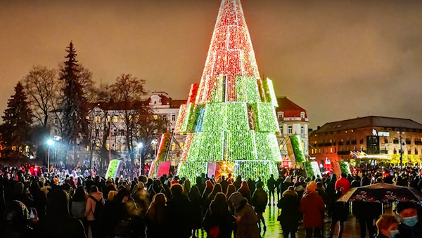 В ожидании чуда. Самые красивые новогодние елки - видео - Sputnik Грузия