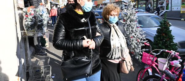 Эпидемия коронавируса - жители в масках на Дезертирском рынке - Sputnik Грузия