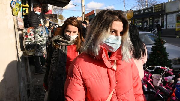 Эпидемия коронавируса - жители в масках на Дезертирском рынке - Sputnik Грузия