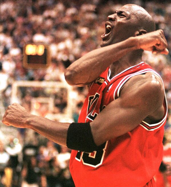 Талисманы стоит носить при себе весь год. На фото:  Майкл Джордан из Chicago Bulls празднует победу в игре финала НБА в Солт-Лейк-Сити - Sputnik Грузия