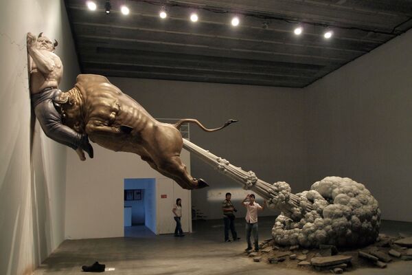 В дом или квартиру стоит поставить статуэтку, изображающую быка. Считается, что это привлечет в дом мужскую силу, стабильность и богатство. На фото: Скульптура китайского художника Чэнь Вэньлинга ​​в галерее Пекина - Sputnik Грузия