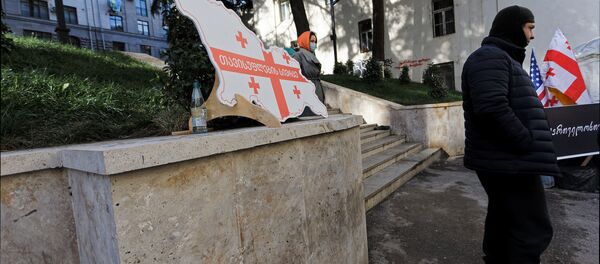 Акция протеста оппозиции и изображение карты Грузии в виде флага с лозунгом - Sputnik Грузия