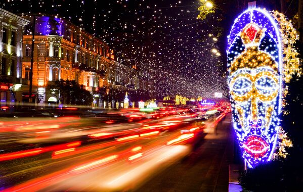 Зрелище ночного города завораживает. Вкупе со светящимися фигурами, которые изображают мировые достопримечательности - Sputnik Грузия