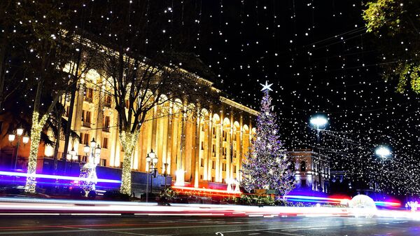 Новогодняя иллюминация и уличные украшения - елка у парламента на проспекте Руставели - Sputnik Грузия