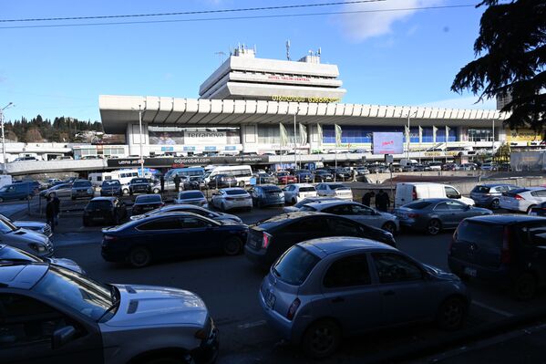 А так выглядят улицы у торговых центров перед Новым годом - постоянные пробки. Поток машин заполняет прилегающую территорию с раннего утра - ведь комендантский час длится с 9 вечера до 5 утра. Очевидцы говорят, что люди отправляются за покупками в небывалую для тбилисцев рань - с 7 утра - Sputnik Грузия