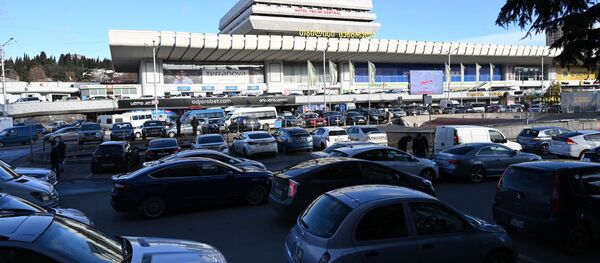 Торговля в магазинах. Пробки у торгового центра Tbilisi Central перед Новым годом - Sputnik Грузия