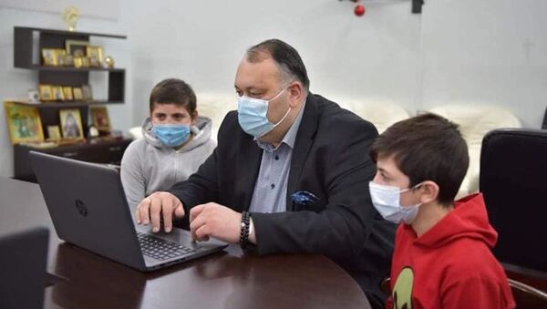Мэр города Кутаиси подарил ноутбуки детям - Sputnik Грузия