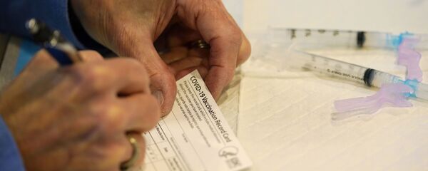 პაციენტი ავსებს ვაქცინაციის ბარათს - Sputnik საქართველო