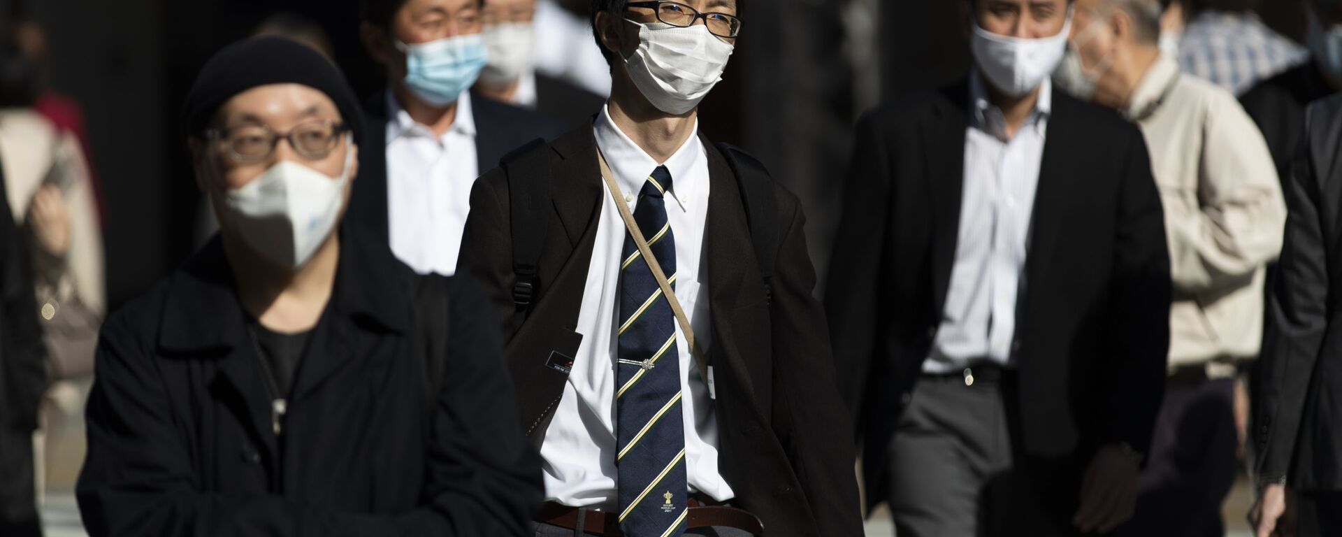 Пандемия коронавируса COVID 19 - жители Токио в масках - Sputnik Грузия, 1920, 09.12.2021