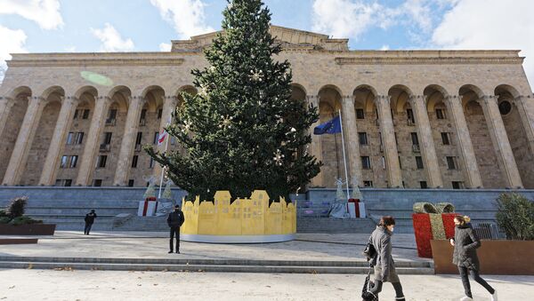 Парламент Грузии и новогодняя елка - Sputnik Грузия