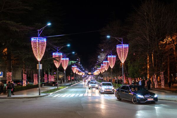 Город по вечерам и ночам освещают тысячи праздничных огней - Sputnik Грузия