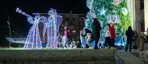 Новогодний Кутаиси - украшения и иллюминация в городе, новогодняя елка - Sputnik Грузия