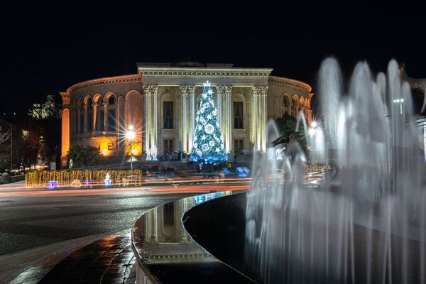 Площадь Давида Агмашенебели в Кутаиси в эти новогодние дни выглядит особенно красиво - тут кроме знаменитого театра Месхишвили и Колхидского фонтана, появилась еще одна достопримечательность - Sputnik Грузия