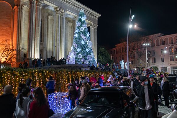 Вечерами сотни людей устремляются к главной новогодней елке города - Sputnik Грузия