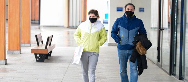 Эпидемия коронавируса - молодая пара идет в масках по торговому центру - Sputnik Грузия