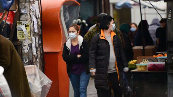 Эпидемия коронавируса - прохожие на улицах в масках - Sputnik Грузия