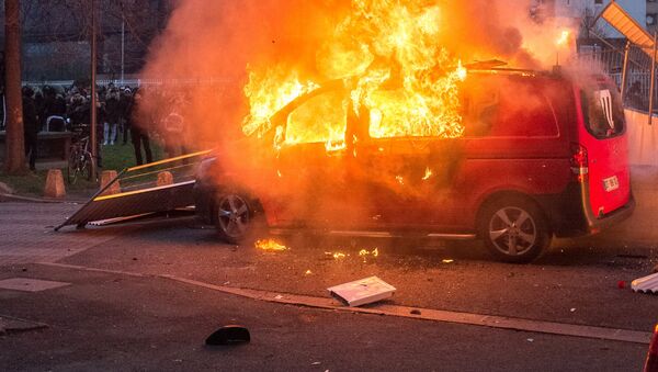 Автомобиль горит на улице Бобиньи, пригорода Парижа - Sputnik Грузия