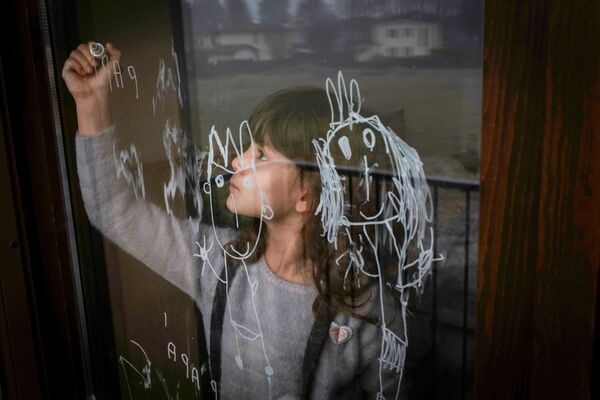 გოგონა ფანჯარაზე ხატავს, იტალია - Sputnik საქართველო