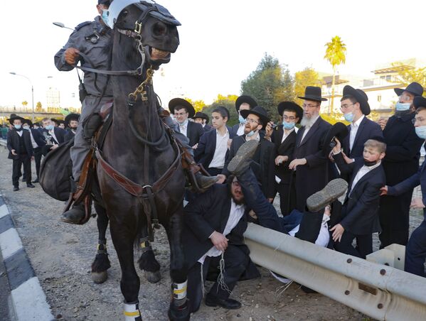 ცხენზე ამხედრებული პოლიციელი საპროტესტო აქციაზე ისრაელში - Sputnik საქართველო