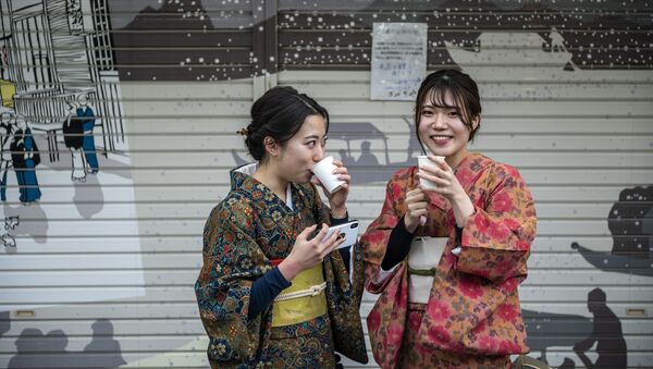 Девушки в кимоно в Токио  - Sputnik Грузия