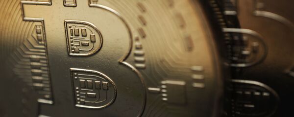 Сувенирная монета криптовалюты биткоин - Sputnik Грузия