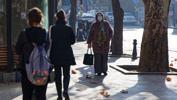 Эпидемия коронавируса - люди на улицах в масках - Sputnik Грузия