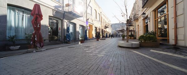 Пустые улицы. Закрытые кафе, бары и рестораны в квартале Новый Тифлис - Sputnik Грузия
