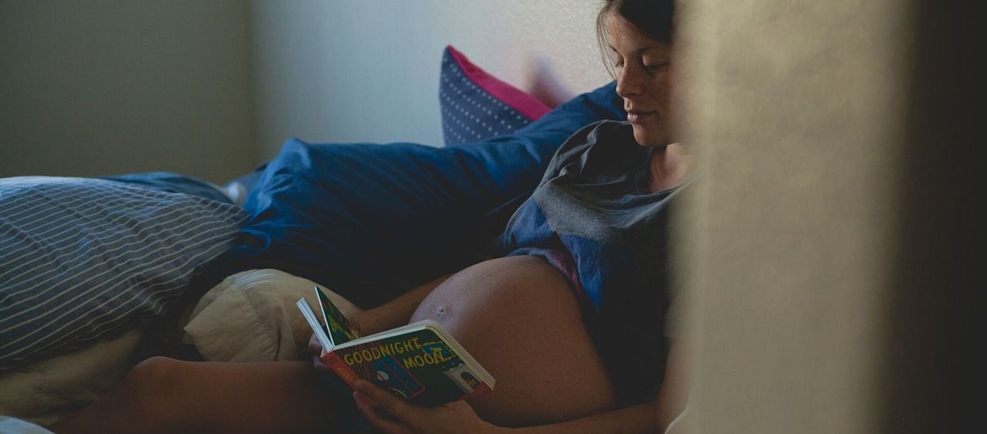 Беременная женщина читает книгу - Sputnik Грузия, 1920, 12.05.2021