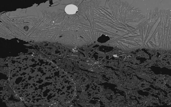 Изображение шлака внутри тигля было получено с помощью сканирующего электронного микроскопа с серебристым стальным пятном, видимым в центре вверху - Sputnik Грузия
