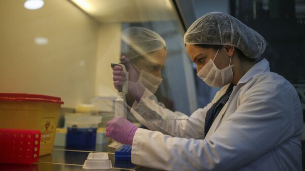 Cотрудник научно-исследовательской компании работает над производством наборов для тестирования на коронавирус в Турции - Sputnik Грузия