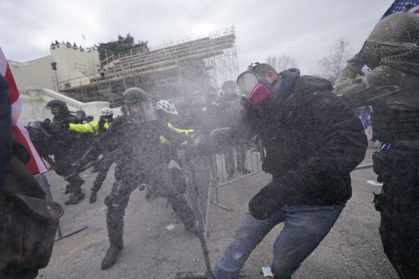 Против протестующих применяли слезоточивый газ и светошумовые гранаты - Sputnik Грузия