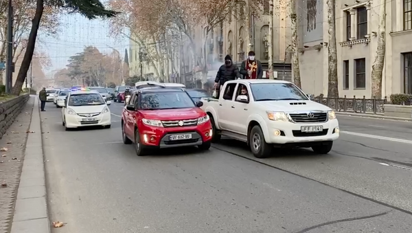 Необычное “Алило”: священники объехали город на машинах - видео - Sputnik Грузия