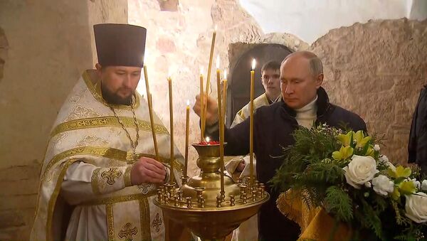 Путин посетил рождественское богослужение в древней новгородской церкви Николы на Липне - Sputnik Грузия