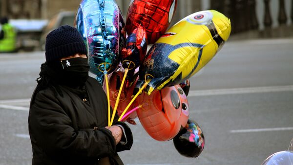 Тбилисцы и Старый Новый год - женщина продавщица воздушных шаров в маске - Sputnik Грузия