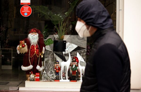 На витрине слева - обаятельный Санта-Клаус. Он продается с 20%-й скидкой. Но может пусть подольше радует глаз?! - Sputnik Грузия