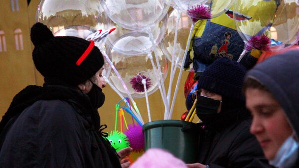 Тбилисцы и Старый Новый год -  продавец воздушных шаров - Sputnik Грузия