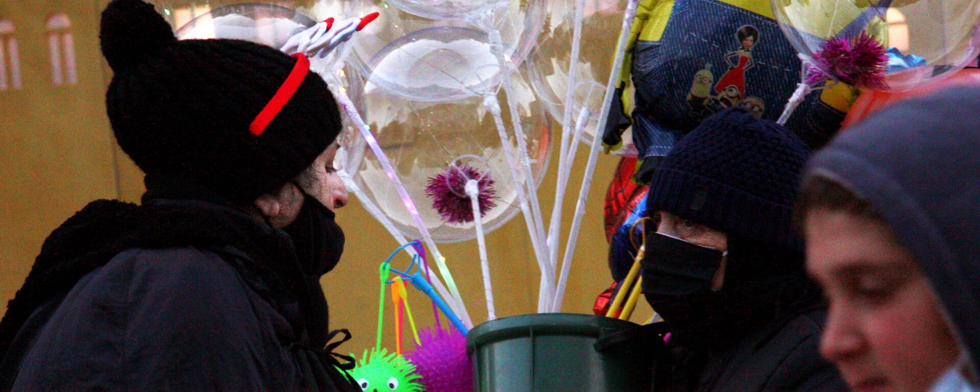 Тбилисцы и Старый Новый год -  продавец воздушных шаров - Sputnik Грузия, 1920, 08.01.2021