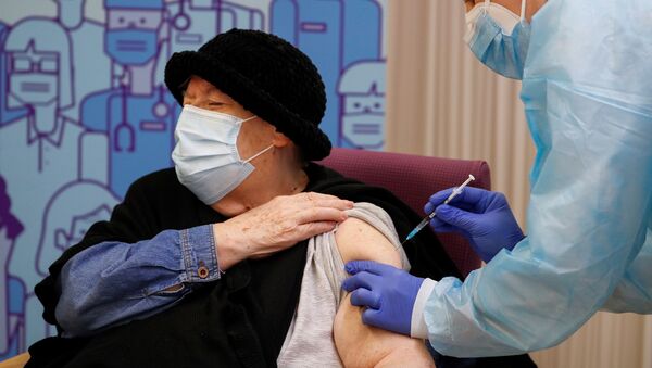 79-летняя жительница дома престарелых получает инъекцию вакцины Pfizer-BioNTech в Лериде, Испания - Sputnik Грузия