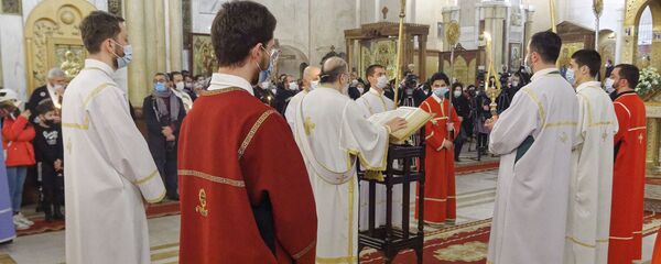 Церковная служба - священнослужители в храме Самеба - Sputnik Грузия