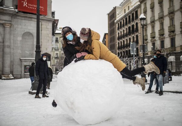 Жители Испании радостно встретили суровую зиму и начали  лепить веселых снеговиков  - Sputnik Грузия