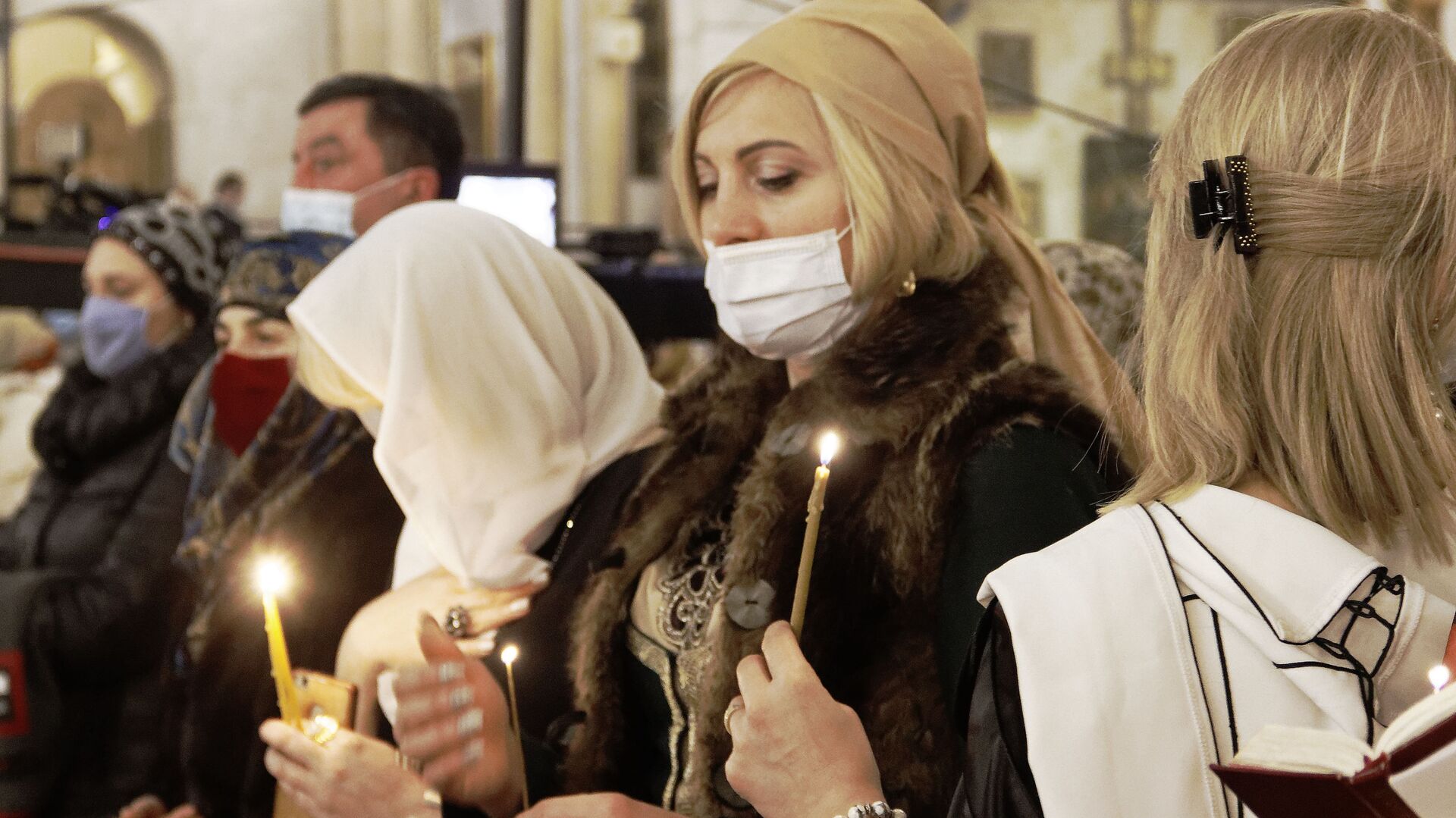 Религия и православие. Верующие в масках во время эпидемии коронавируса - Sputnik Грузия, 1920, 03.02.2022