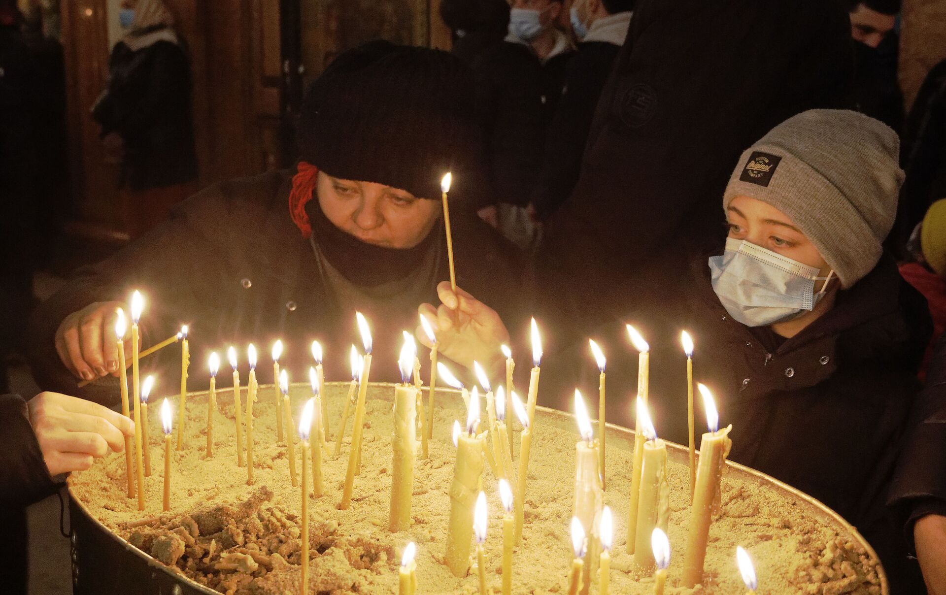 Религия и православие. Верующие в церкви зажигают свечи - Sputnik Грузия, 1920, 23.12.2021