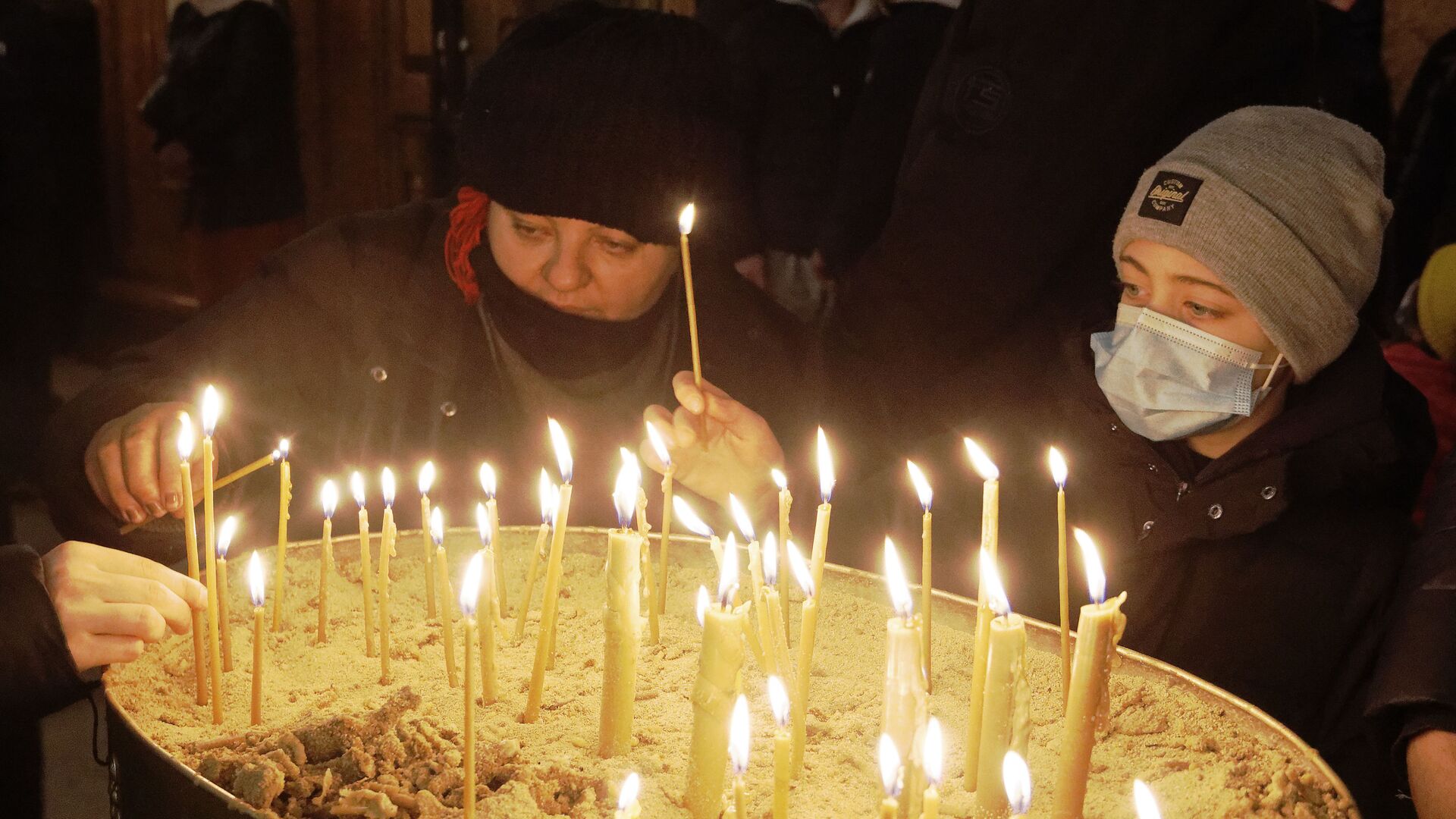 Религия и православие. Верующие в церкви зажигают свечи - Sputnik Грузия, 1920, 01.02.2022