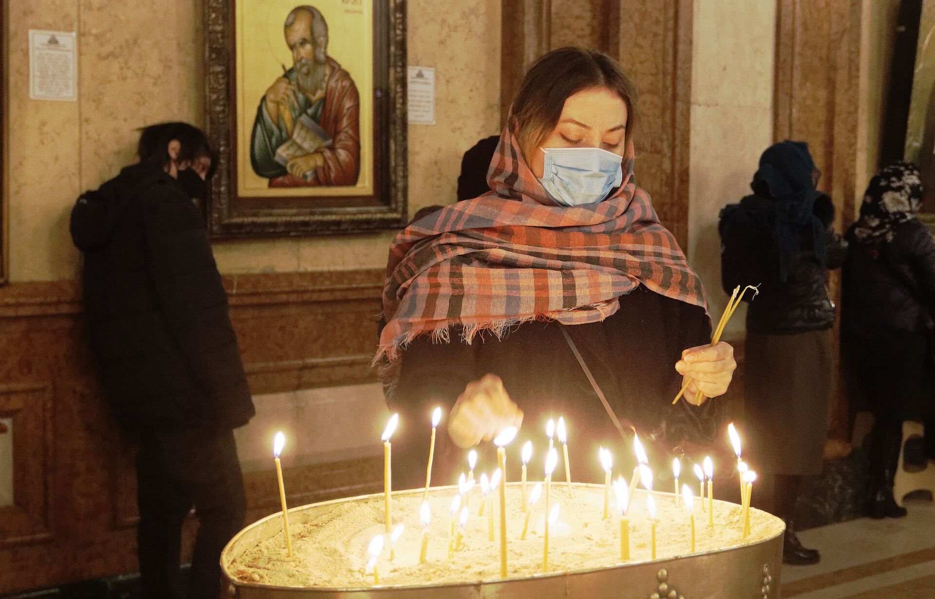 Религия и православие. Верующие в церкви зажигают свечи - Sputnik Грузия, 1920, 14.04.2022