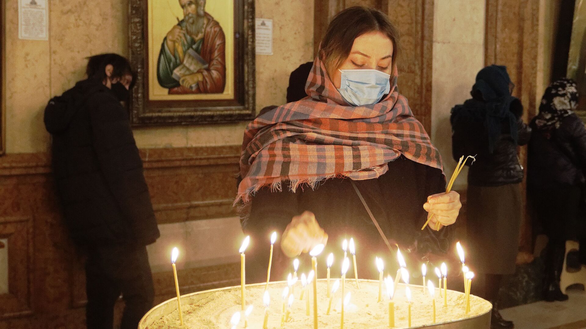 Религия и православие. Верующие в церкви зажигают свечи - Sputnik Грузия, 1920, 17.01.2022