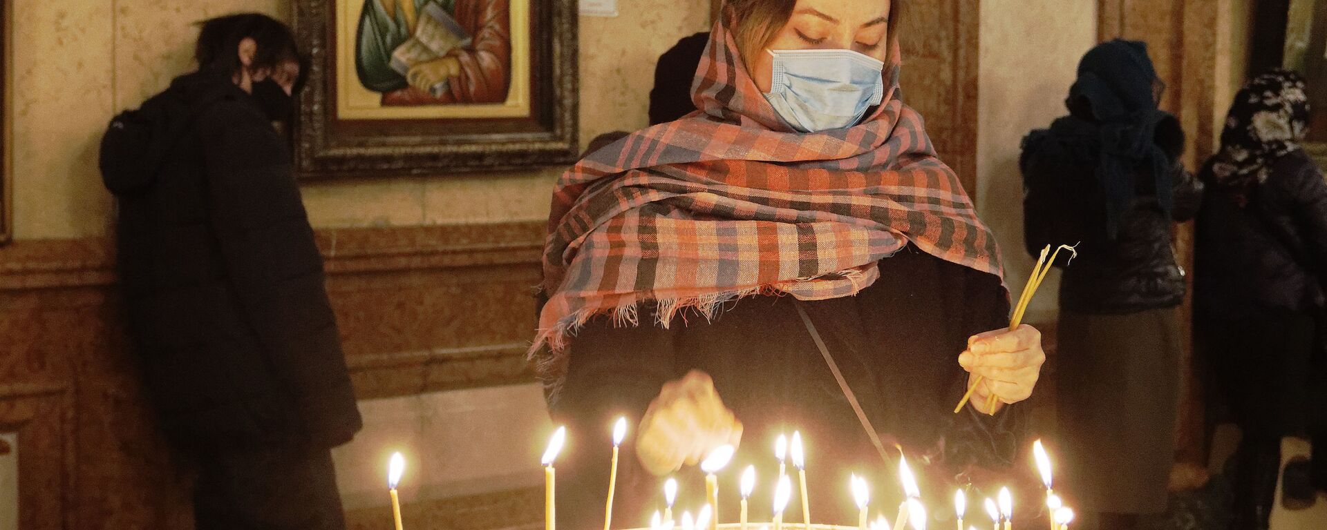 Религия и православие. Верующие в церкви зажигают свечи - Sputnik Грузия, 1920, 02.04.2021