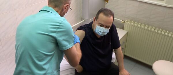 Спикер парламента и глава МВД Сербии привились от коронавируса российской вакциной Спутник V Спикер парламента и глава МВД Сербии привились от коронавируса российской вакциной Спутник V - Sputnik Грузия