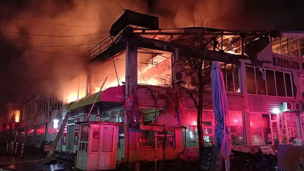 Пожарные спасатели на тушении пожара. Горит торговый объект в районе Глдани - Sputnik Грузия