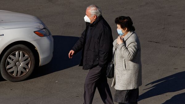 Эпидемия коронавируса - пожилые люди в масках на улице - Sputnik Грузия