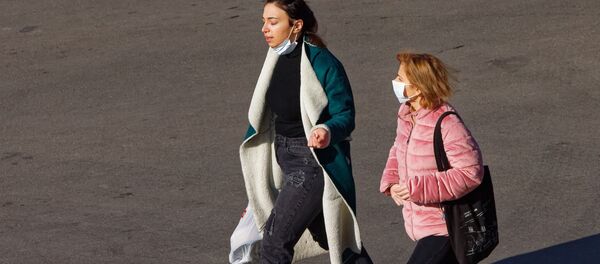 Эпидемия коронавируса - молодые девушки на улице в масках - Sputnik Грузия